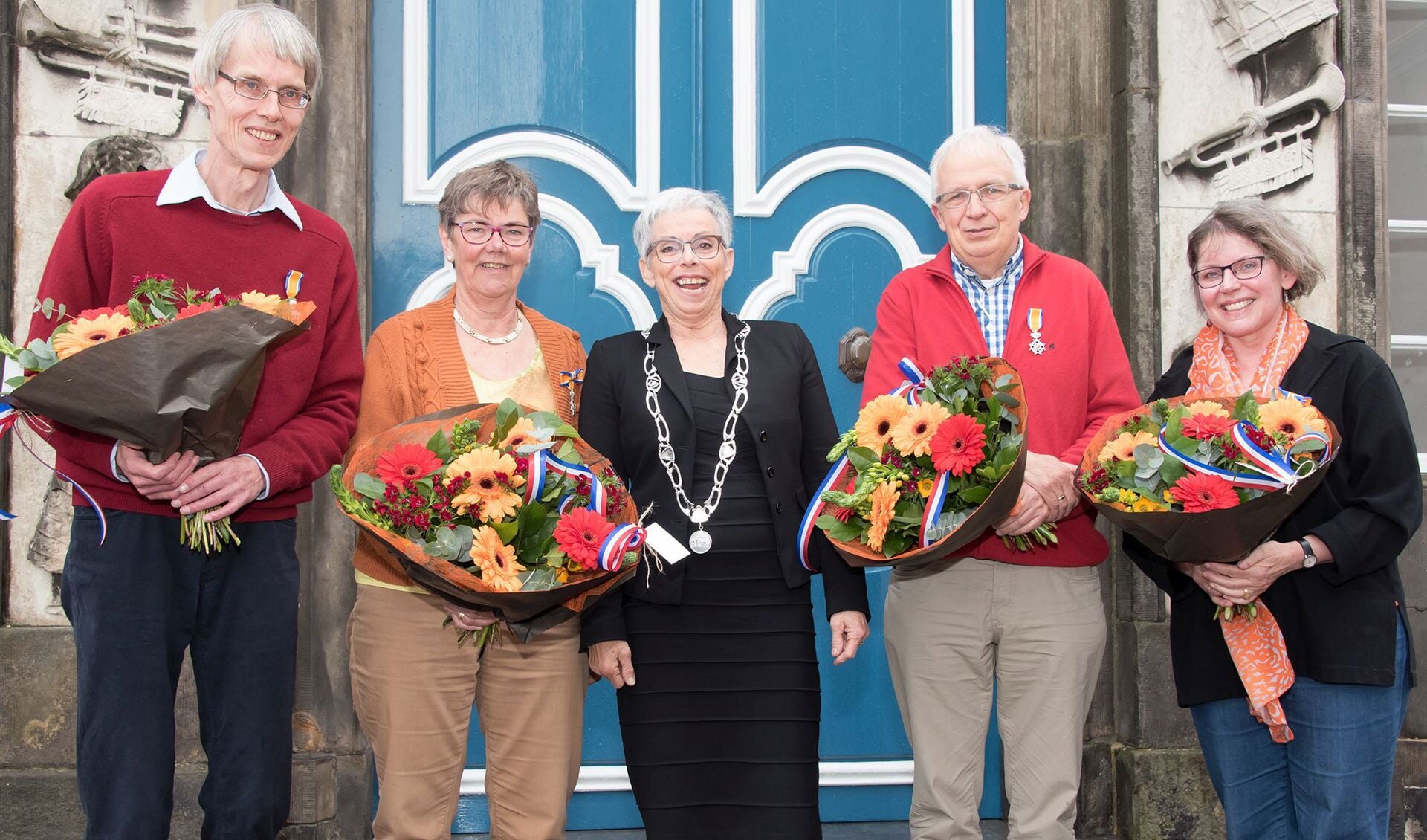 De Zutphense gedecoreerden Jonno van der Werf, Gerrie Willemsen-Heuvelink, Gerard van der Brug en Heleen Buijs-de Later met in het midden waarnemend burgemeester Carry Abbenhues. Foto: Willem Feith.