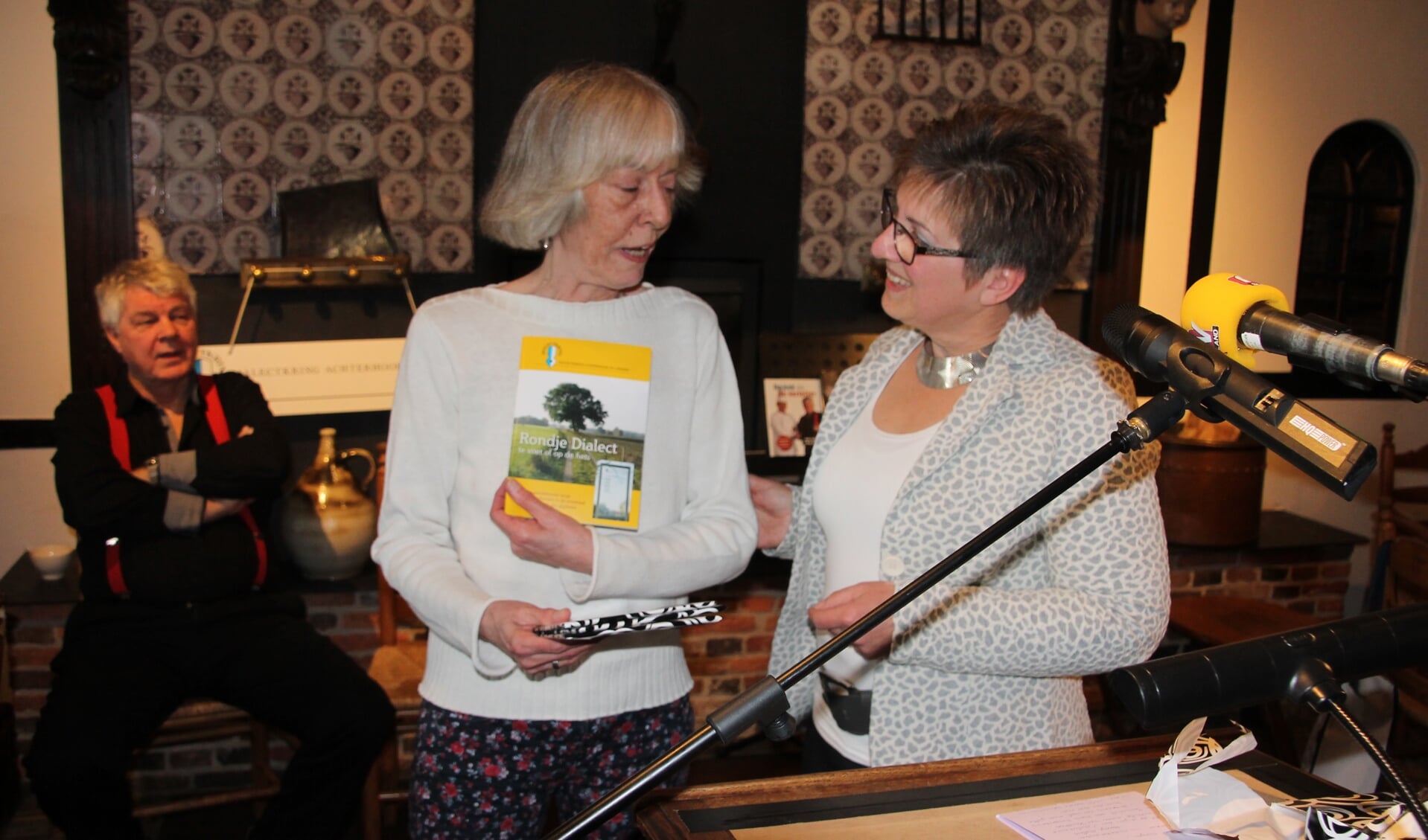 Diana Abbink heeft het eerste exemplaar van Rondje Dialect overhandigd aan Harmke Krosenbrink. Foto; Lydia ter Welle