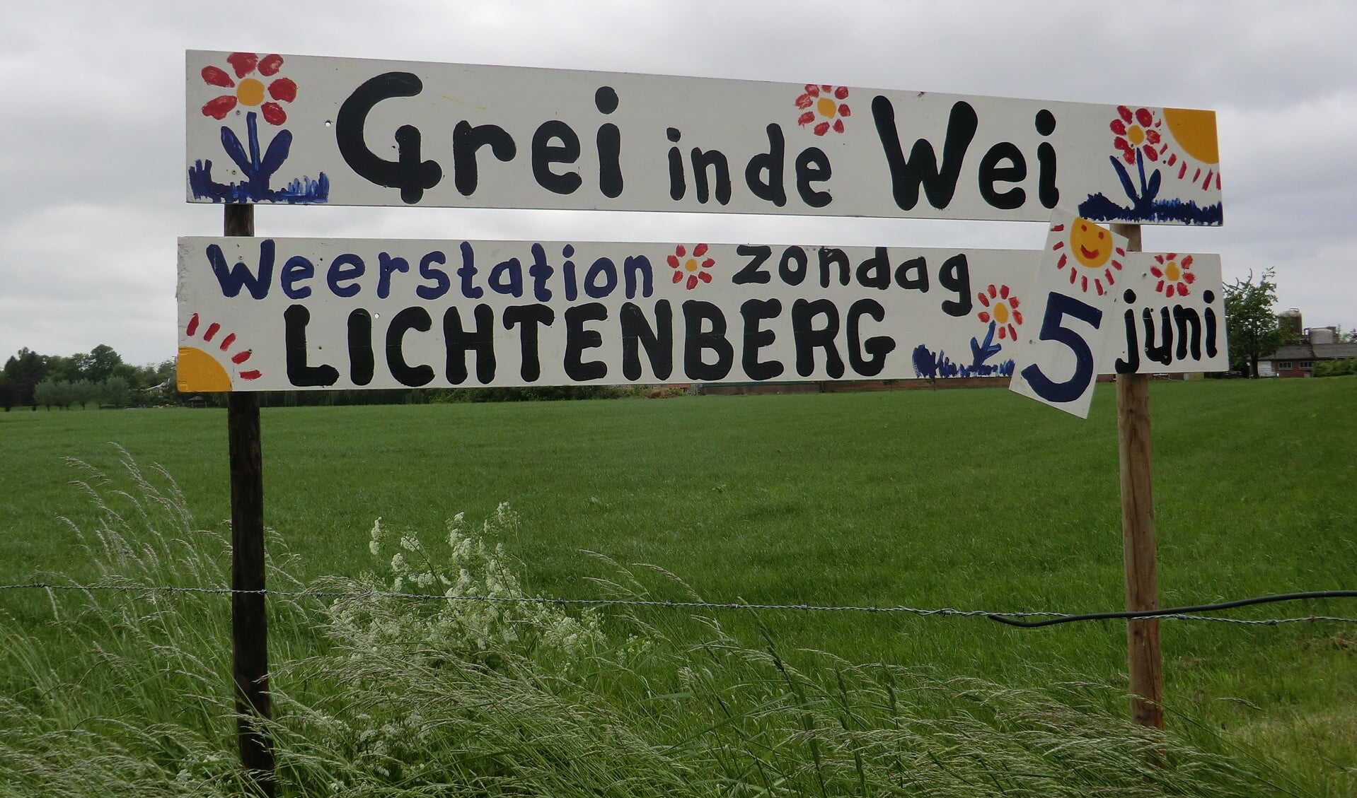 De markt voor het goede doel wordt aangekondigd vanuit de wei. Foto: Walter Hobelman