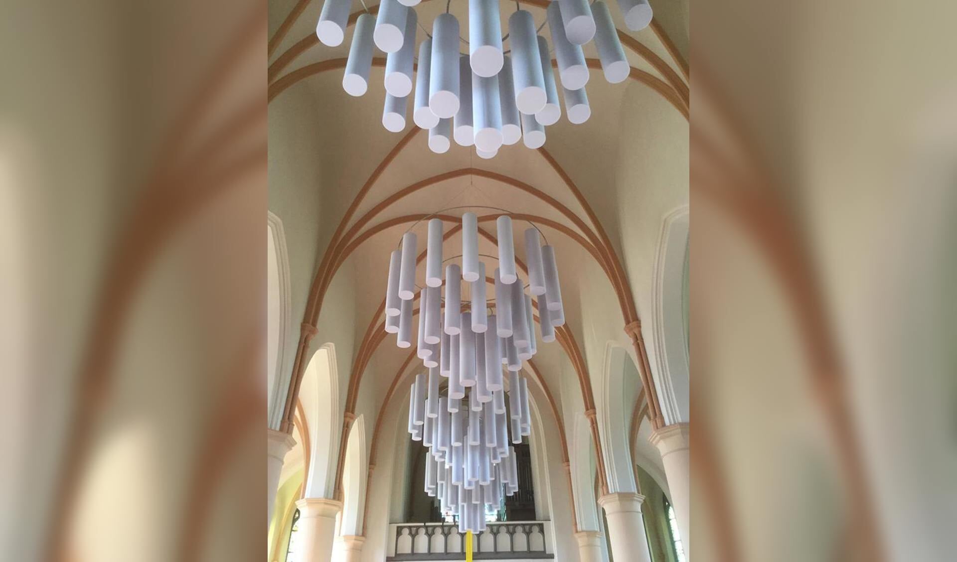 Een voorbeeld van het omvormen van kerk naar een multifunctionele ruimte zijn de akoestische kroonluchters met cilinders die de nagalm in het Martinushuus aanzienlijk verminderen. Foto: PR