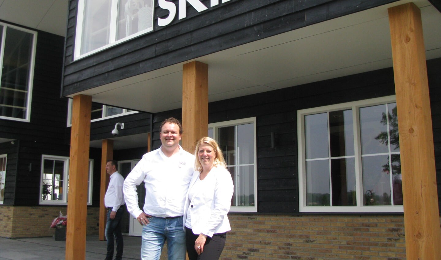Links Barry Reijrink met echtgenote Mariël bij hun nieuwe horecabedrijf.