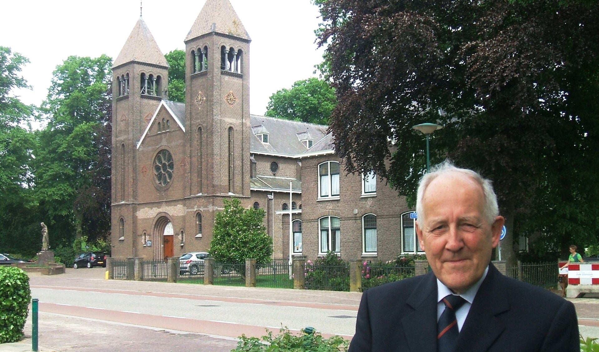Oud-koster Willy Krosse voor de verkochte pastorie en Antoniuskerk. Foto: Reinier Kroesen