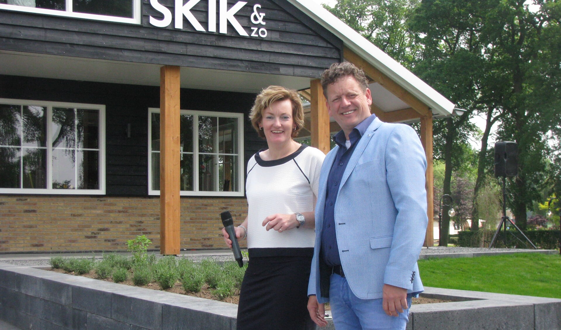 Links wethouder Marieke Frank en rechts  directeur Marien van Lambalgen van de Residence.