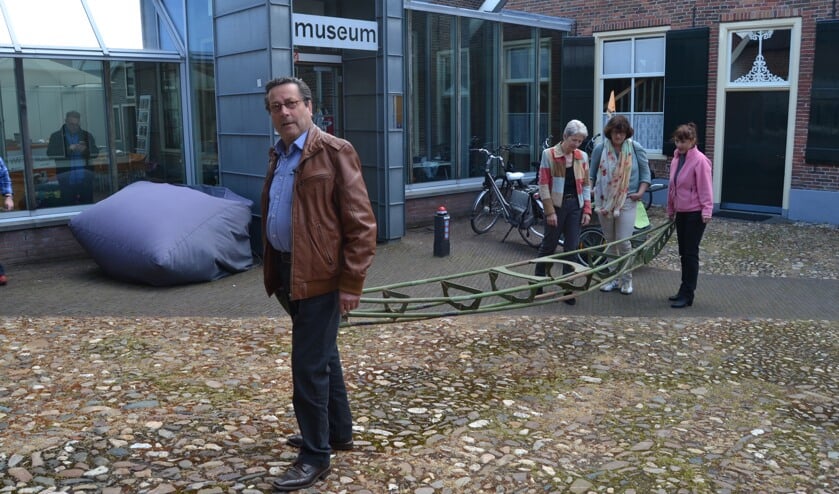 Huub Konings en Martine Timmerman arriveren met de kajak bij de Aaltense Musea. Foto: Karin Stronks