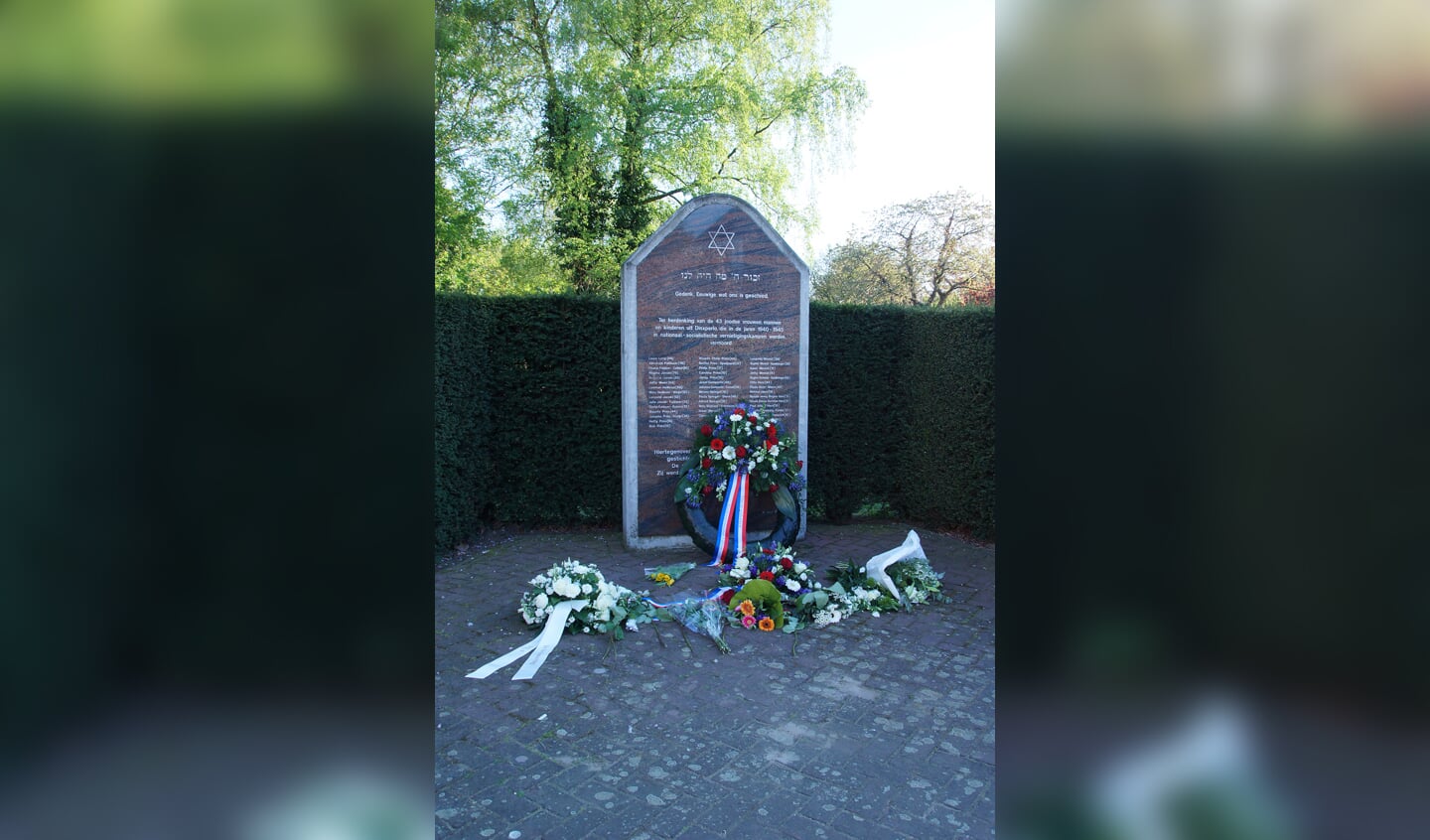 Bloemen bij het Joodse monument. Foto: Archief Achterhoek Nieuws, Frank Vinkenvleugel