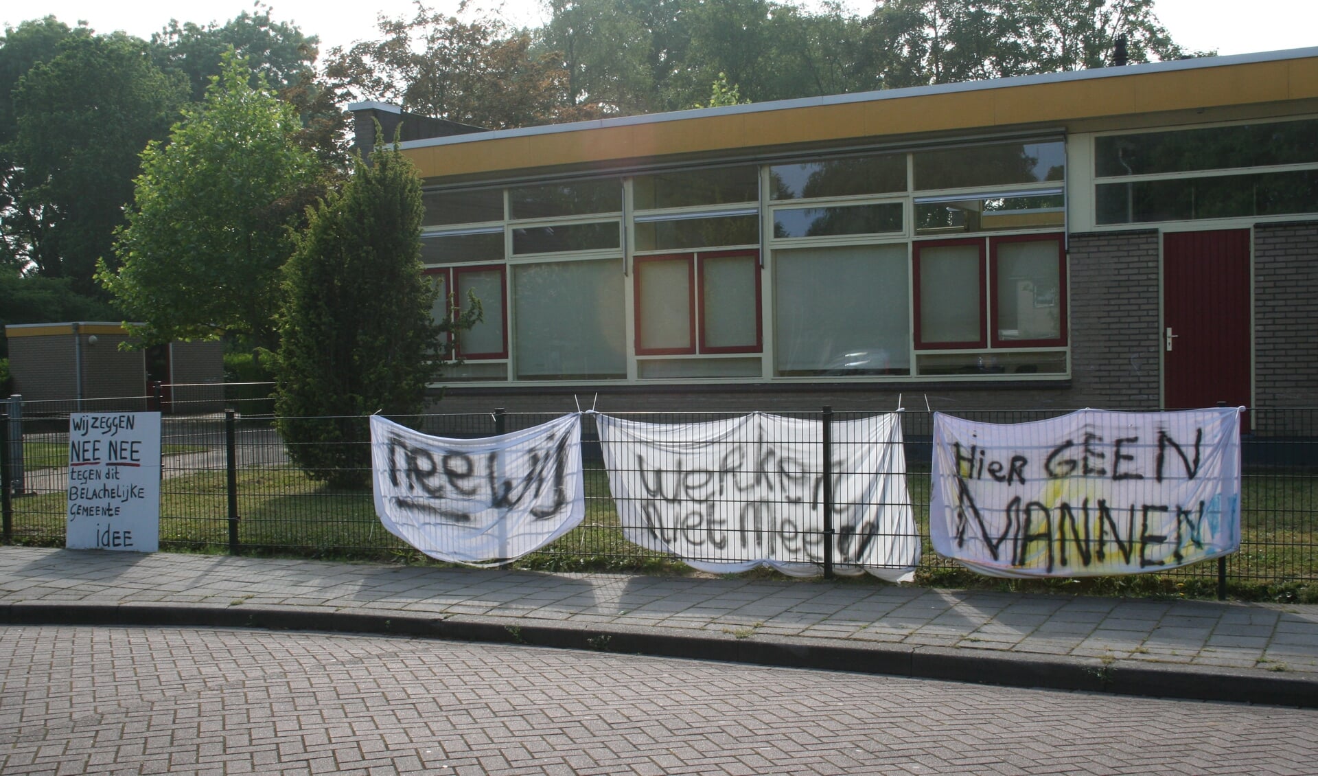 De (inmiddels verwijderde) spandoeken voor de leegstaande school. Foto: Kyra Broshuis
