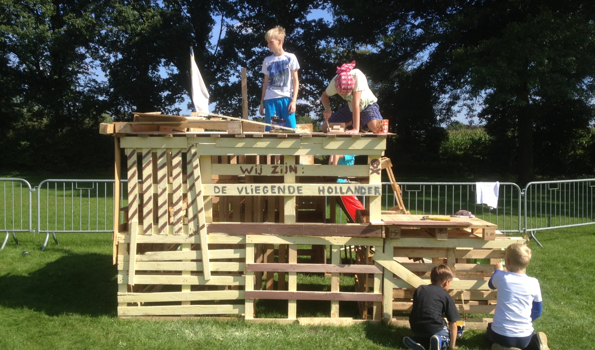Twee dagen bouwen aan je eigen hut tijdens de Huttenbouwdagen. Foto: PR