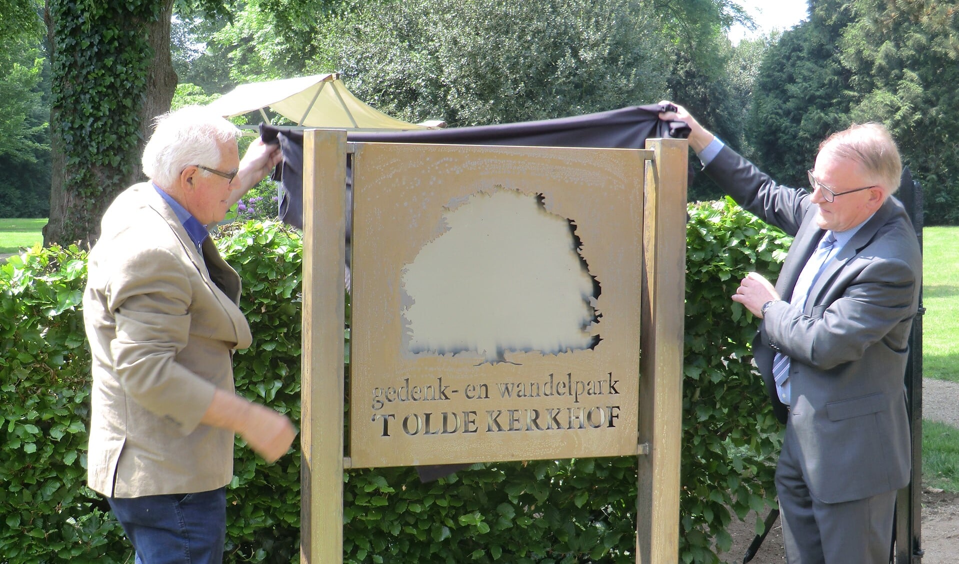 André Jansen (links, oudheidkundige vereniging) en wethouder Jos Sluiter het naambord bij de ingang. Foto: Walter Hobelman 