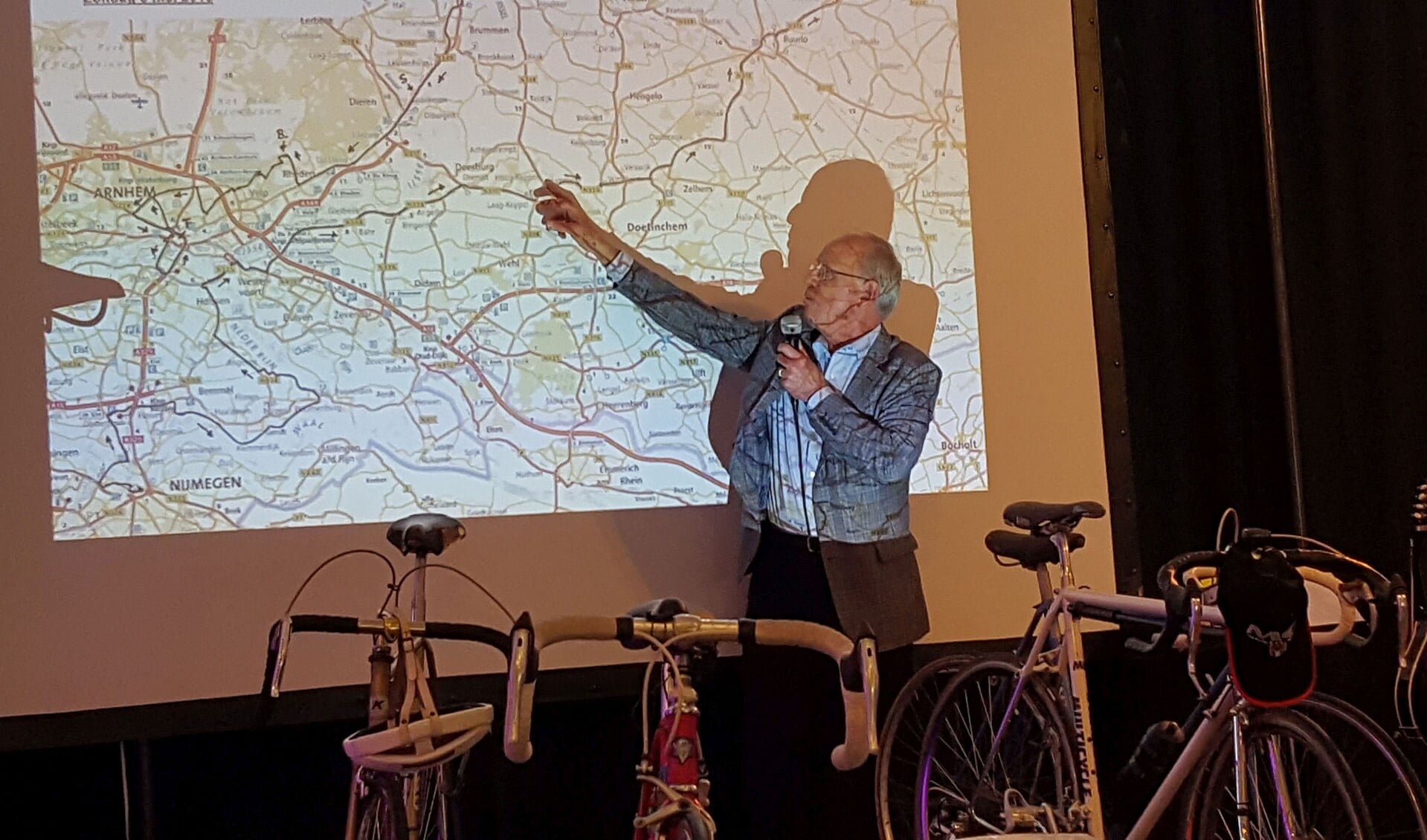 Herman Brinkhoff geeft uitleg over de derde etappe van de Giro. Foto: Hans HIssink