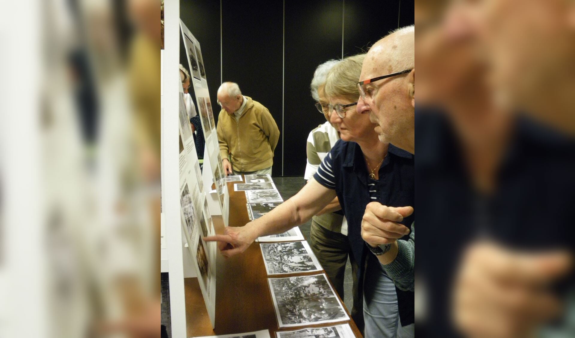Senioren halen herinneringen op aan de hand van foto's. Foto: Iris Halleriet