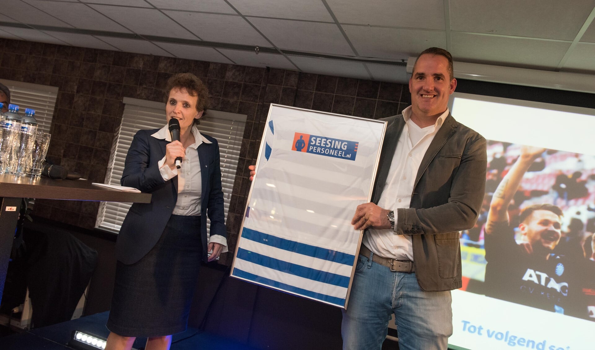 Dennis Seesing met het eerste nieuwe shirt van De Graafschap. Foto: PR