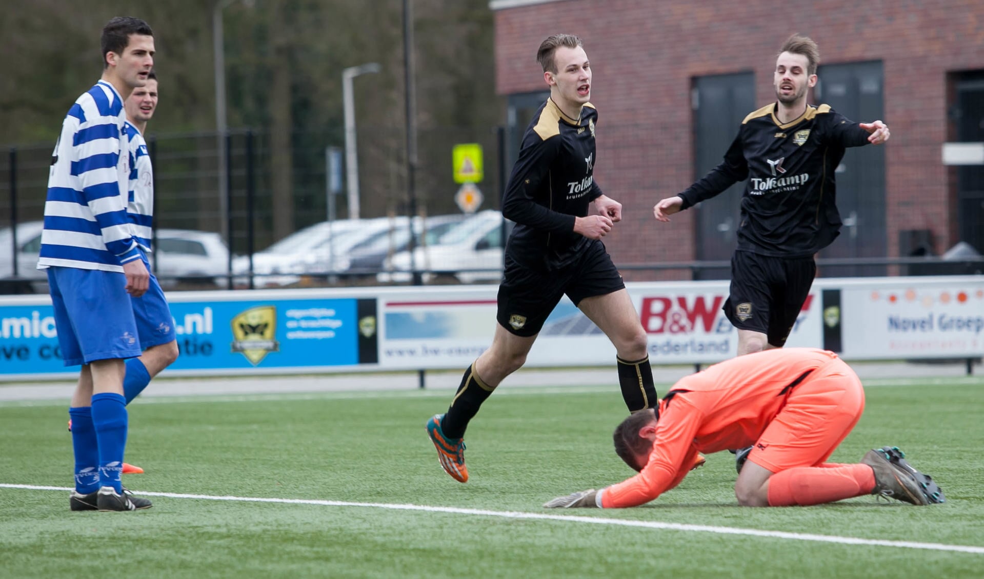 Quinten Wiggers 'midden'  loopt juichend weg na weer een succesvolle aanval. Foto: Marco ter Haar.