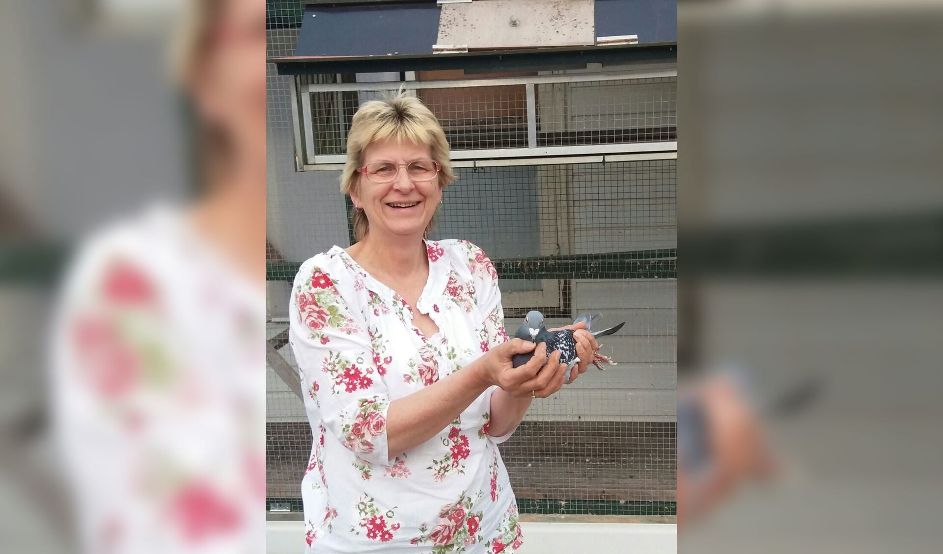 Wilma Meijerman van PV De Koerier Zelhem met de winnende duif. Foto: PR