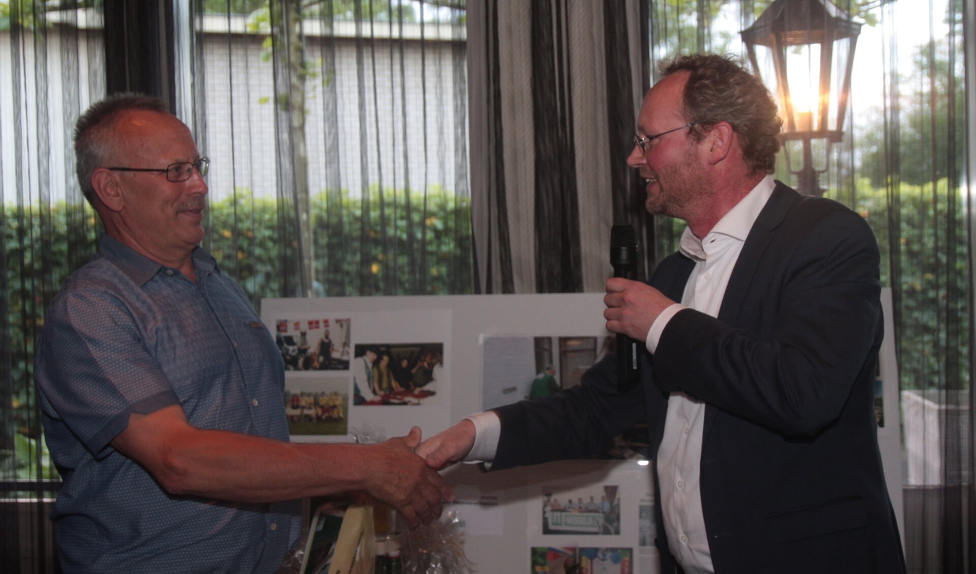 Marcel Hanselman wordt gefeliciteerd door directeur Erwin Wessels. Foto: PR