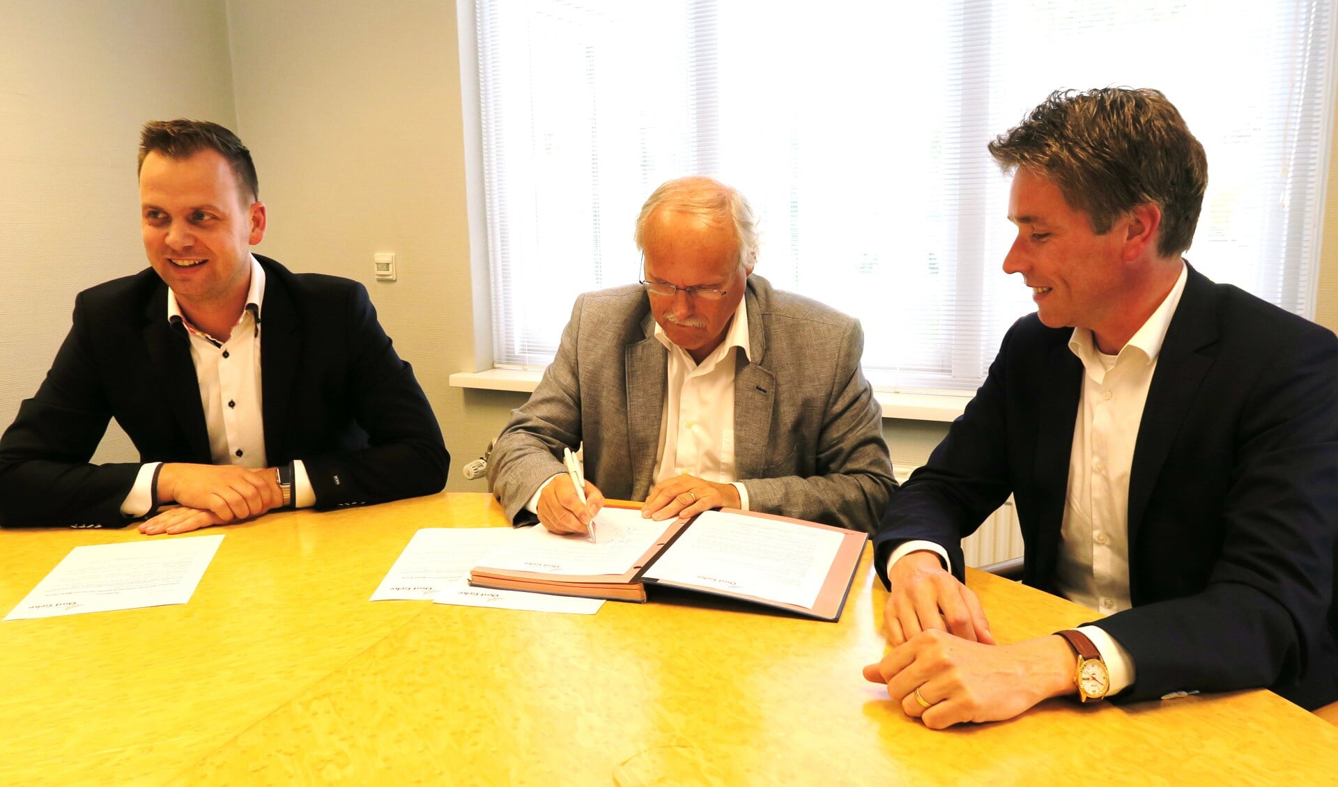De ondertekening van het contract met vlnr: Bart Wopereis, René Hoijtink en Koen Knufing. Foto: Theo Huijskes.