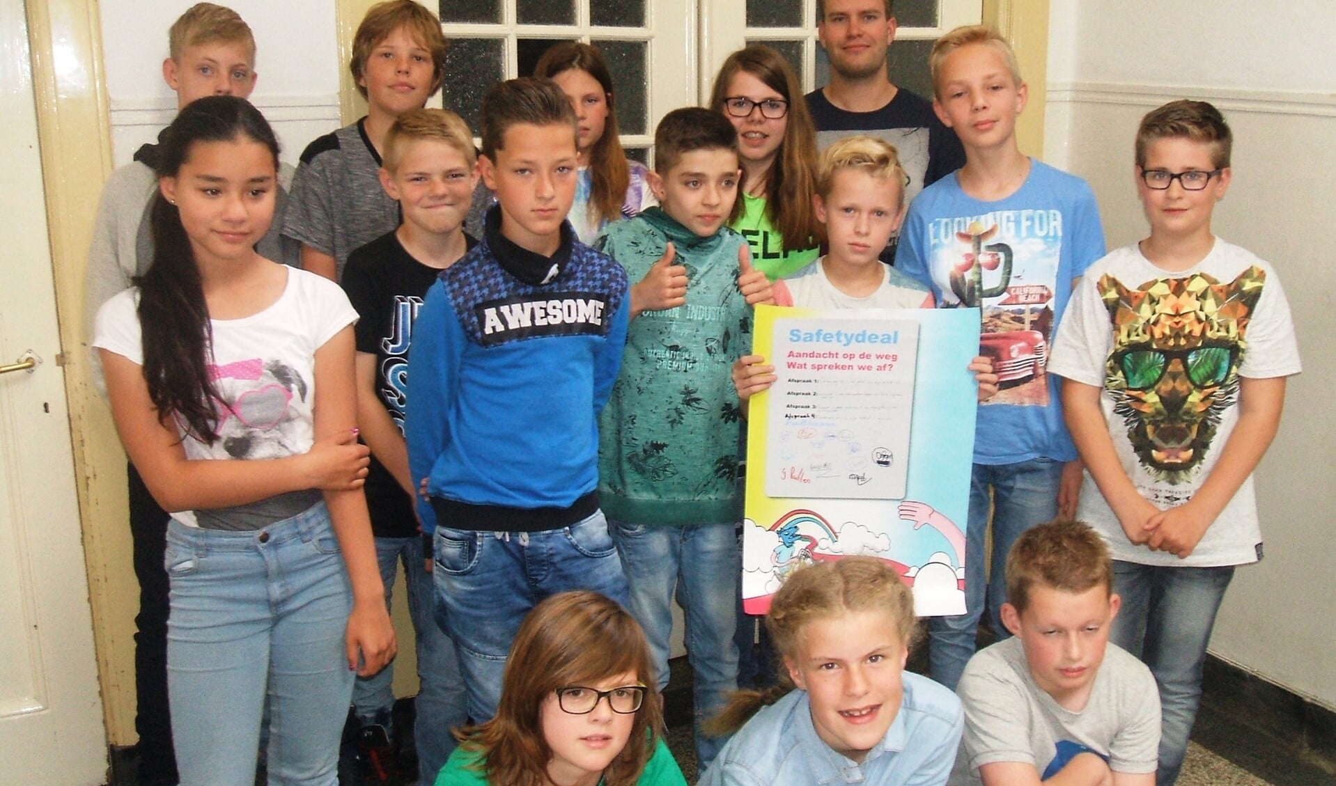 Leerlingen van groep 7 en 8 met de ondertekende Safetydeal. Foto: Reinier Kroesen