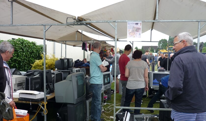 De rommelmarkt in Dichteren biedt voor elk wat wils. Foto: PR