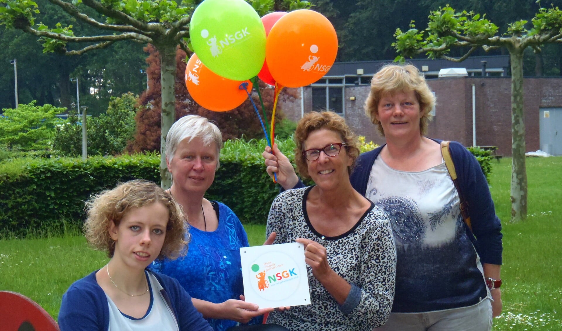 Stichting Zonnewater krijgt van de NSGK een cheque overhandigd. Foto: PR