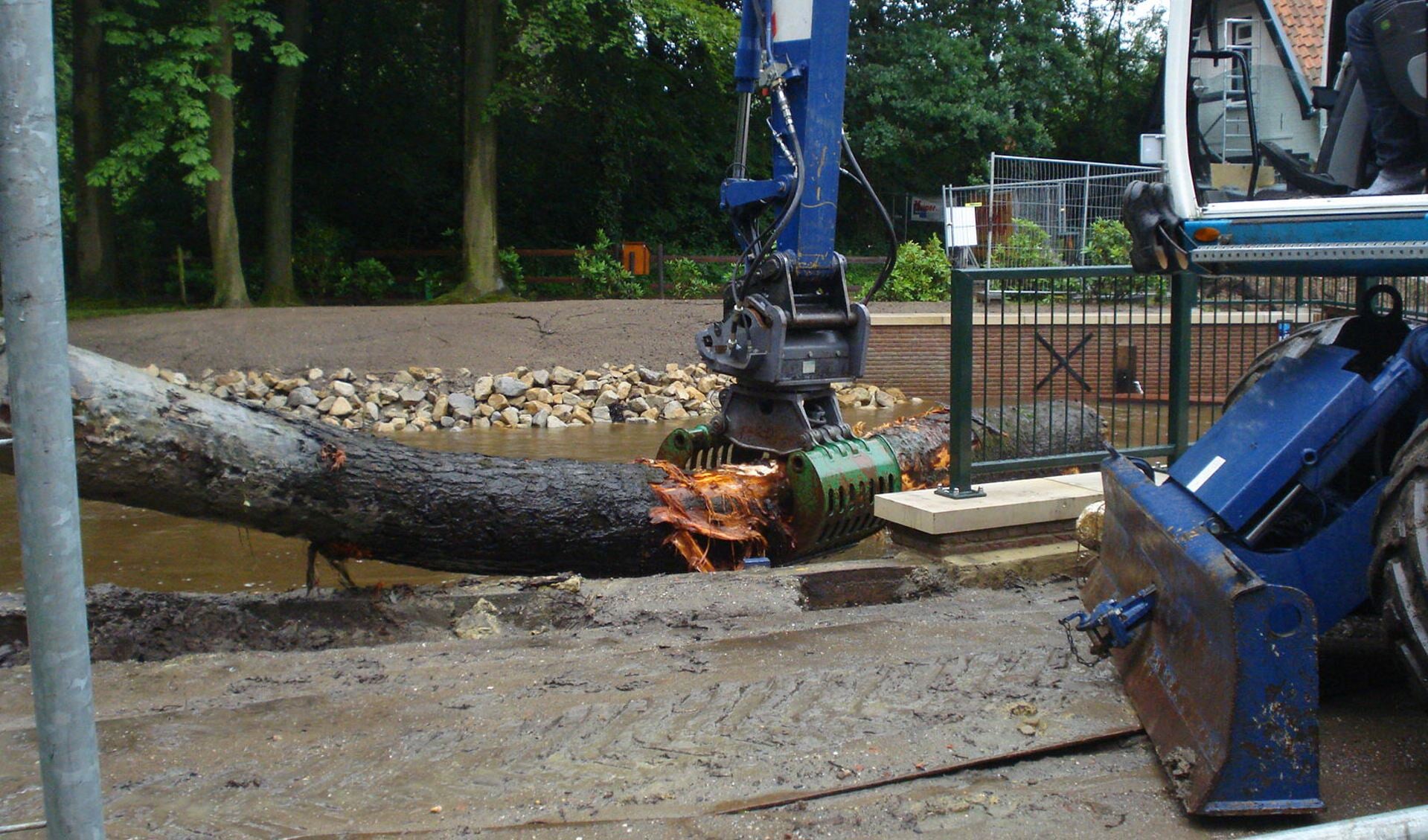 De boom werd met groot materieel verwijderd. Foto: Herna Westera