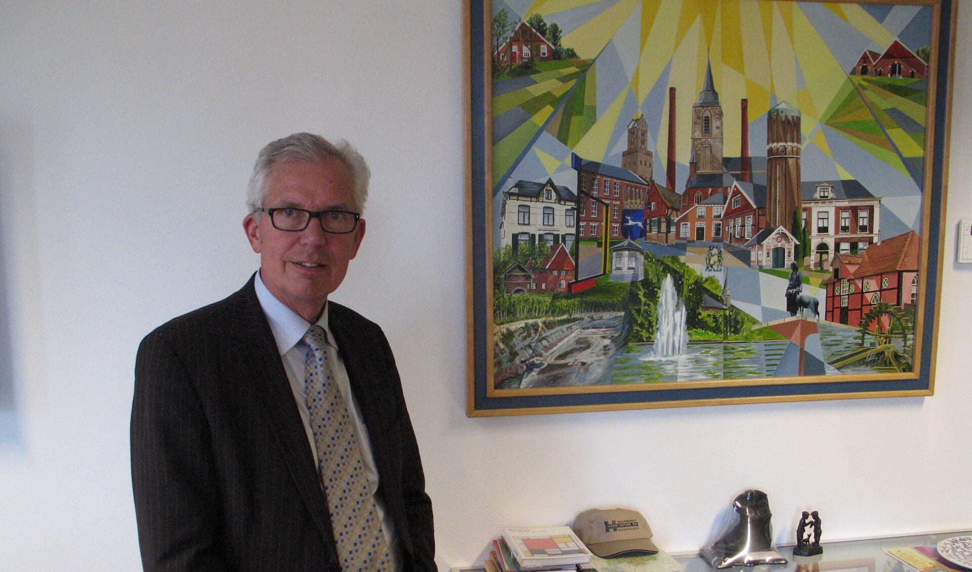 Burgemeester Thijs van Beem op zijn werkkamer in het gemeentekantoor. Foto: Bernhard Harfsterkamp