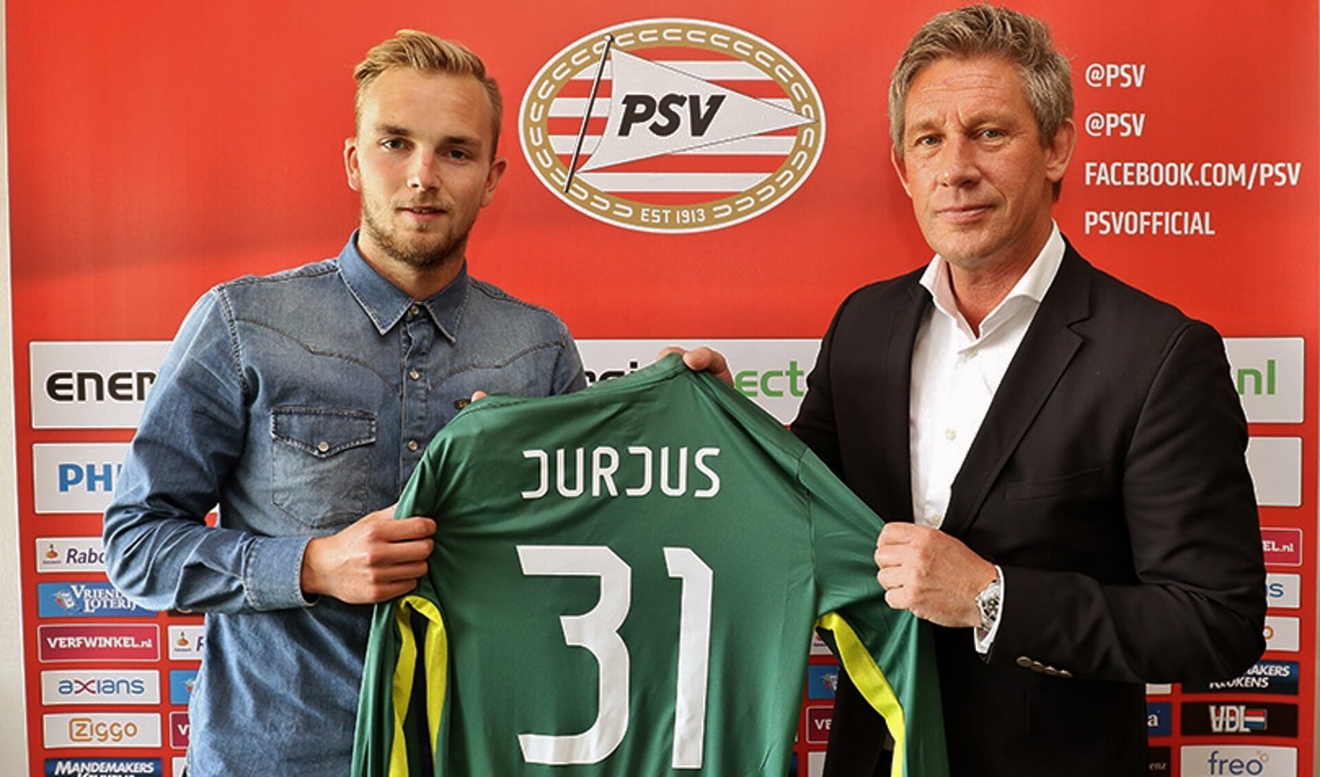 Hidde Jurjus met Technisch Directeur Marcel Brands, na ondertekening van het 5-jarig contract. Foto: PSV-Media