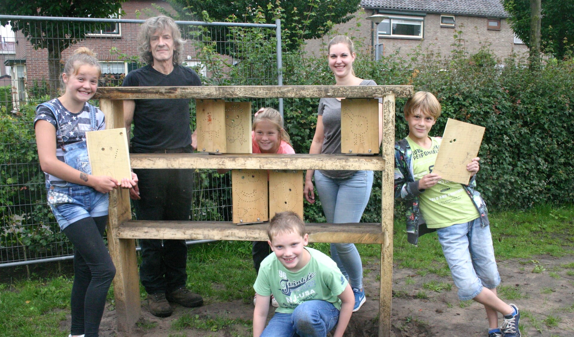 Samen met Floris en de juf kregen de molentjes een plek in de kast. Foto: Jan Knoef