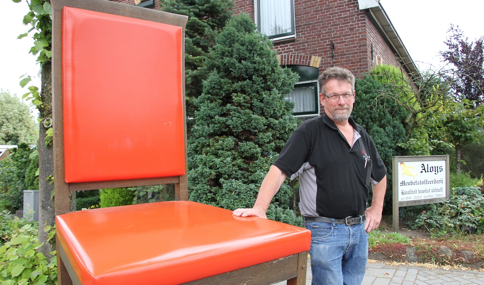 Aloys Schutte bij zijn terugbezorgde stoel. Foto: Liesbeth Spaansen