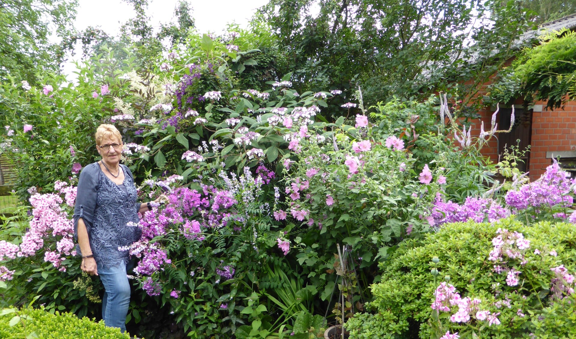 Roelien Onnink in haar tuin, die nog twee dinsdagen open is. Foto: PR