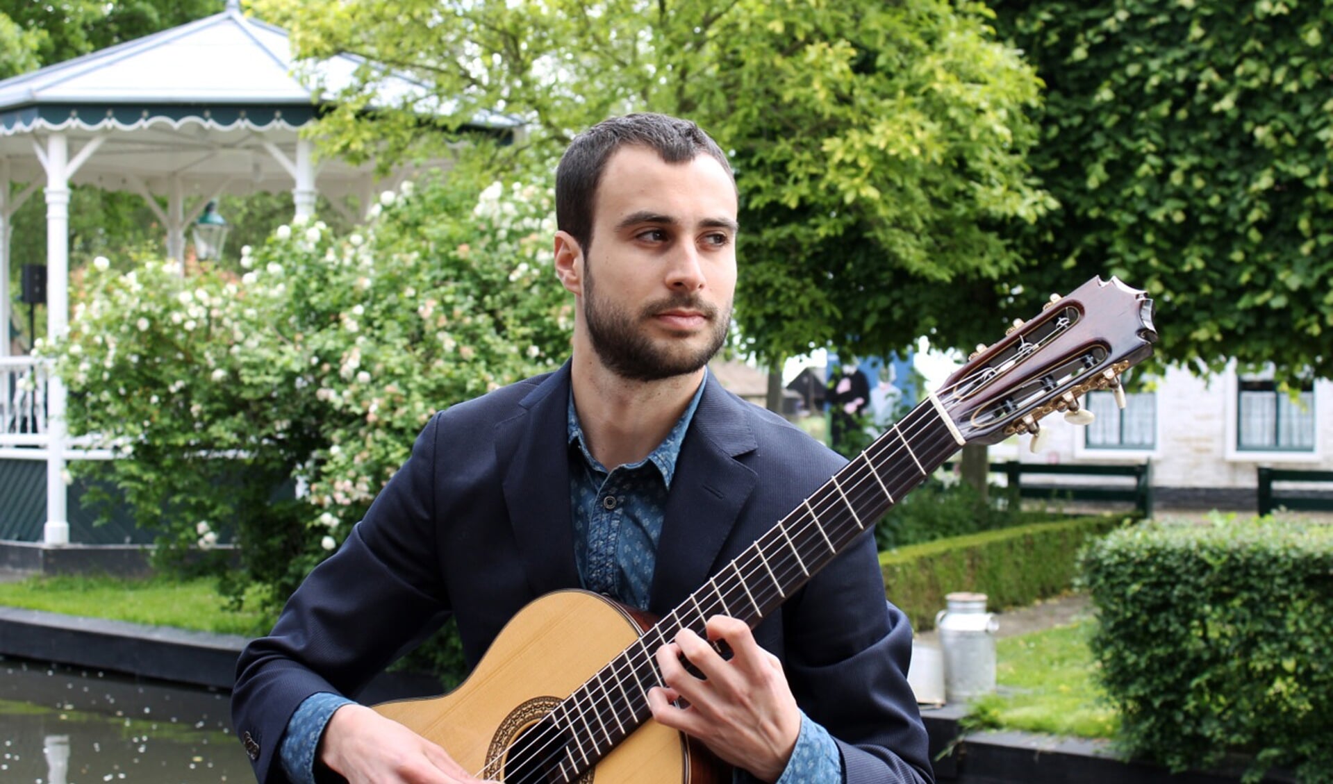 Omlijsting door muzikale intermezzo's van klassiek gitarist Roel Goedhart. Foto: PR