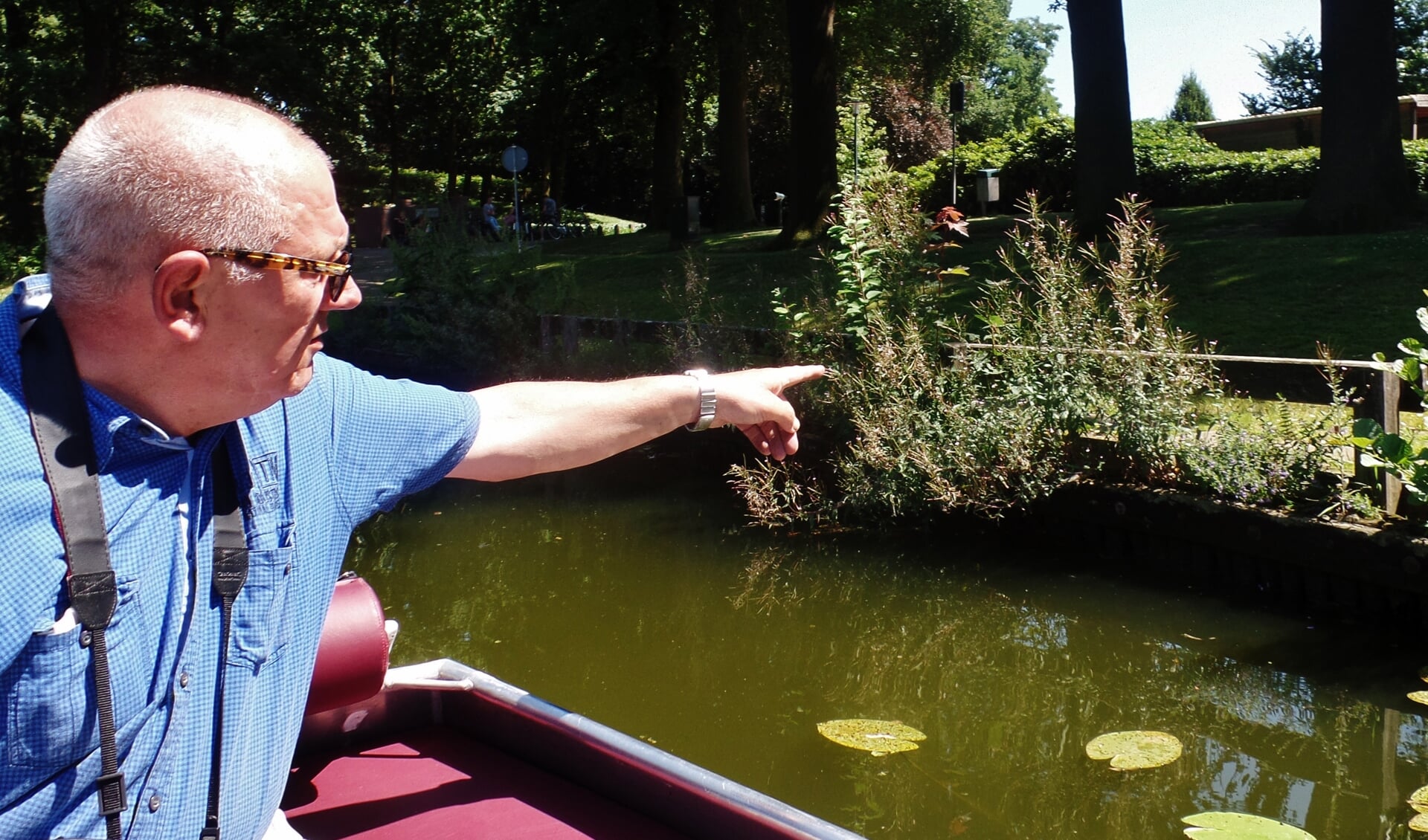 Hennie Wildenborg wijst naar de slechte staat van de visplaats voor gehandicapten, nabij de Wilhelminabank. Foto: Henri Walterbos