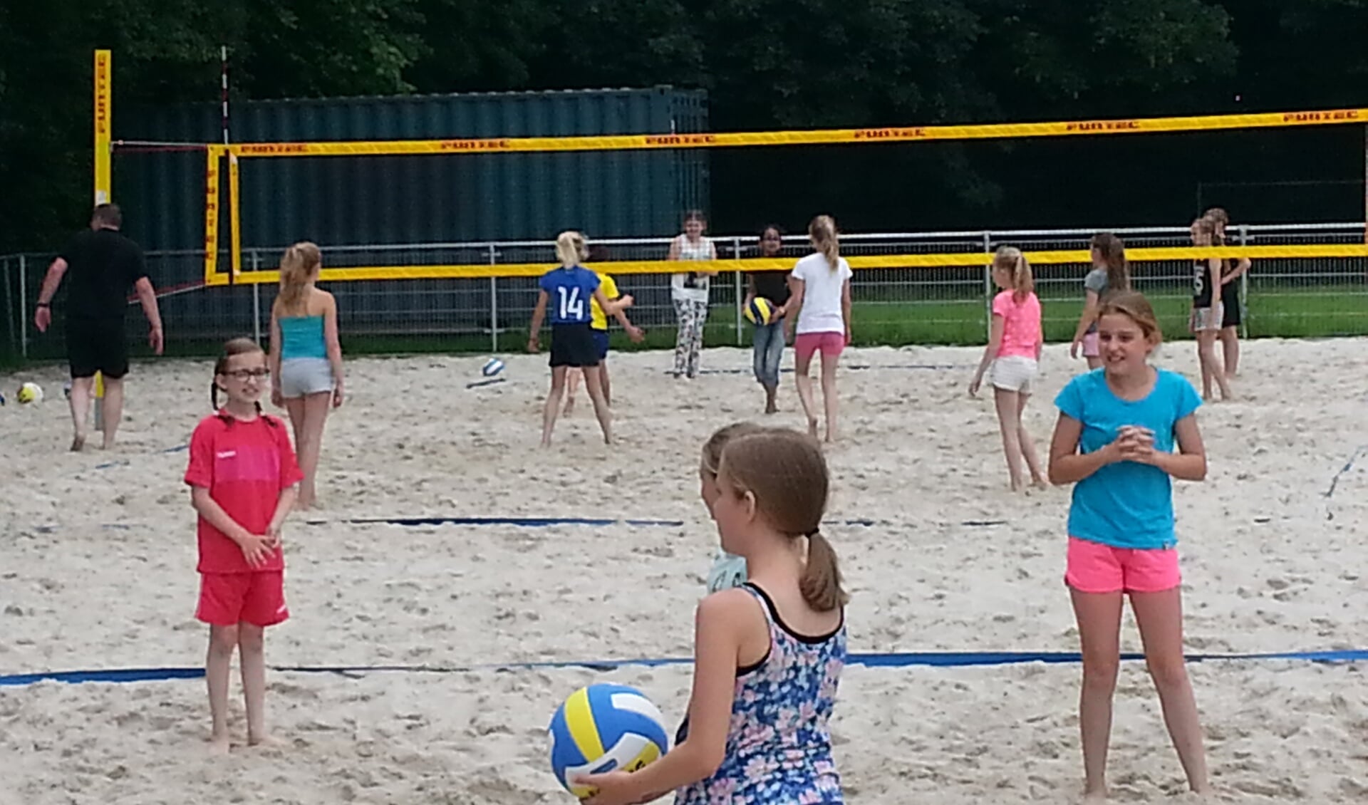 Veel kinderen maakten kennis met (beach) volley.  Foto: PR