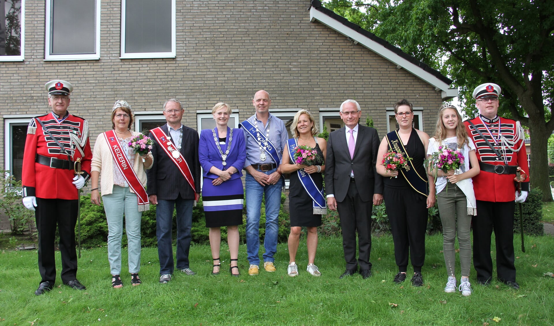 Burgemeesters Marianne Besselink (vierde van links) en Franz Möllering (vierde van rechts) temidden van de koning(inn)en 2016. Foto: Liesbeth Spaansen