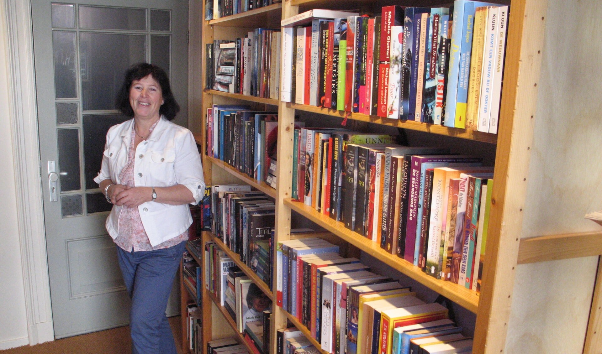 Kitty Wieskamp bij de boeken in haar winkeltje. Foto: Bernhard Harfsterkamp