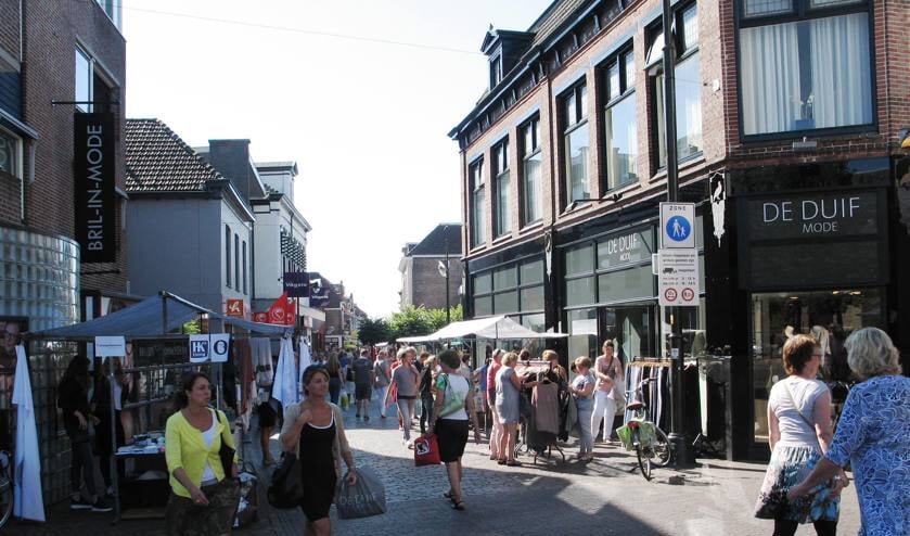 Om het winkelend publiek de ruimte te geven en ook meer ruimte te creëren voor terrassen voor de horeca, verhuist de zaterdagse warenmarkt naar de omgeving Roelvinkstraat en Spoorstraat. Foto: Archief Achterhoek Nieuws - Bernhard Harfsterkamp