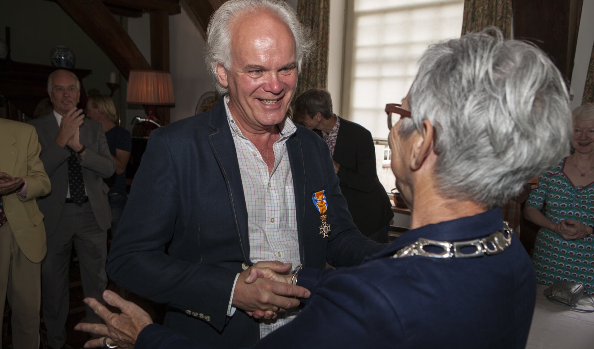 Klokkenrestaurateur Melgert Spaander ontvangt de felicitaties van burgemeester Carry Abbenhues. Foto: Patrick van Gemert