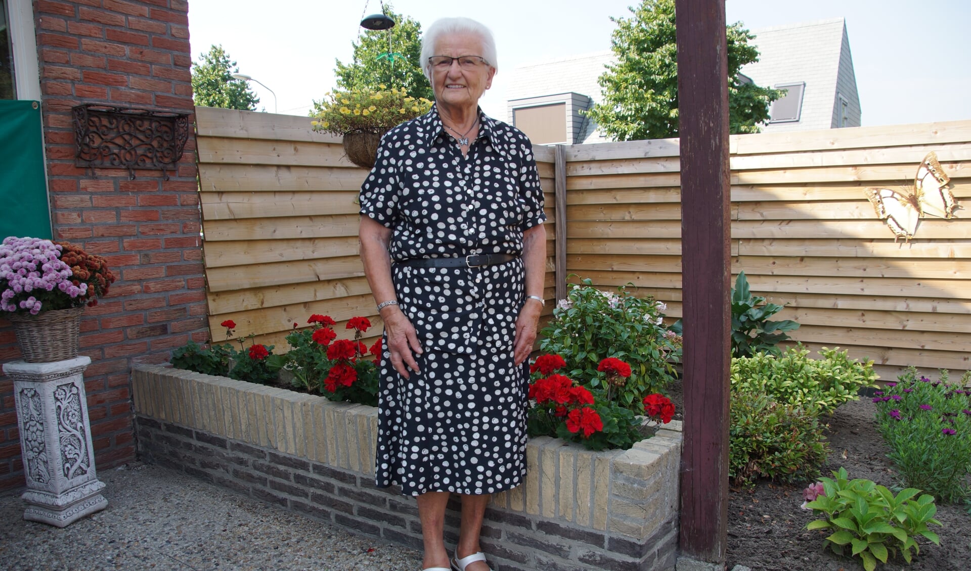 Cato Eijkelkamp (90) in de achtertuin van haar hoekhuis aan De Haar waar ze al 50 jaar woont. Foto: Bernadet te Velthuis