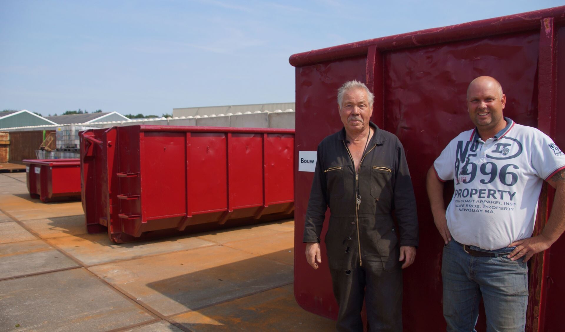 Henk en Sander van Metaalrecycling van de Poll bij de nieuwe afvalbakken. Foto: Bernadet te Velthuis