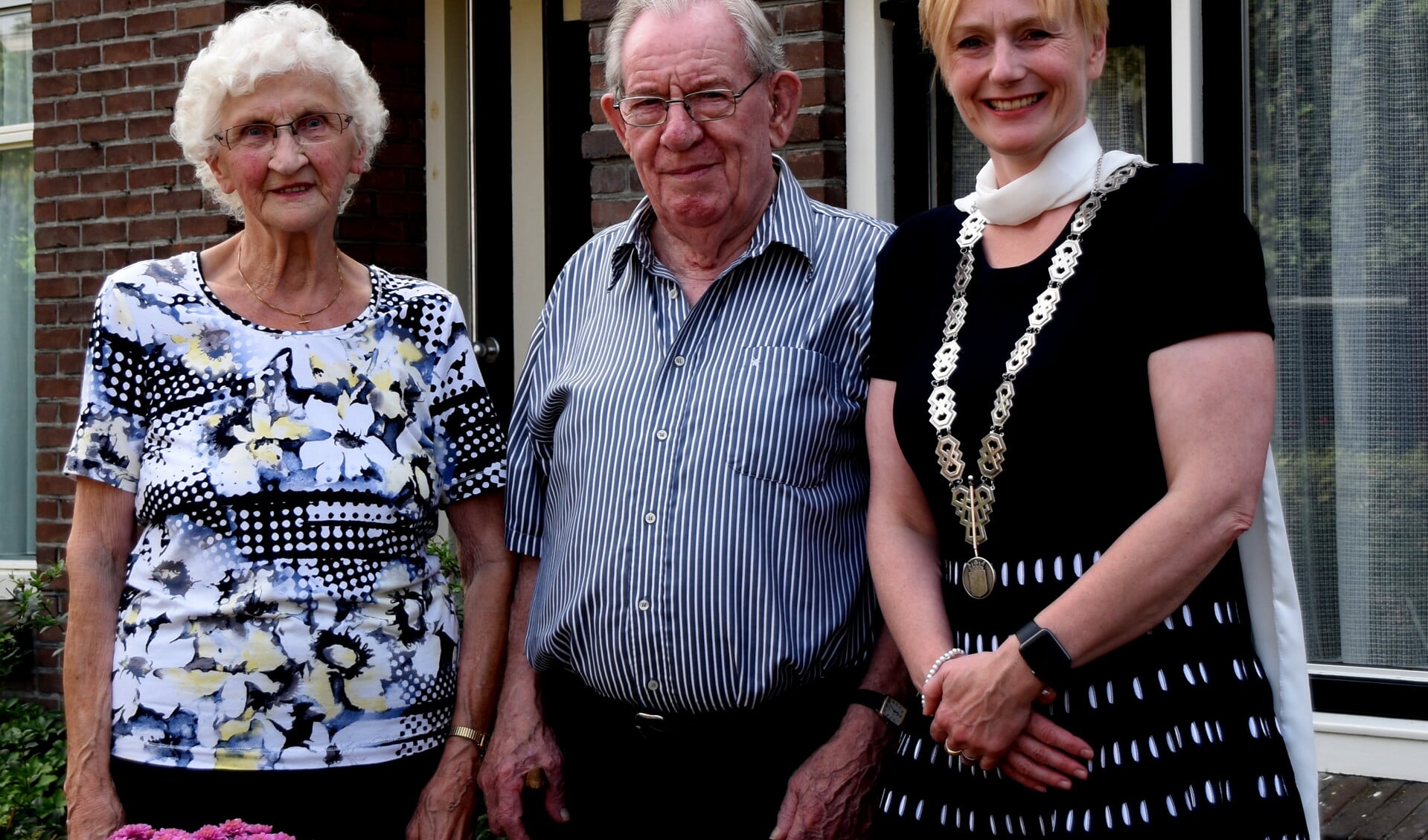 Diamanten paar Burghout-Hofstede samen met burgemeester Marianne Besselink. Foto: Alice Rouwhorst