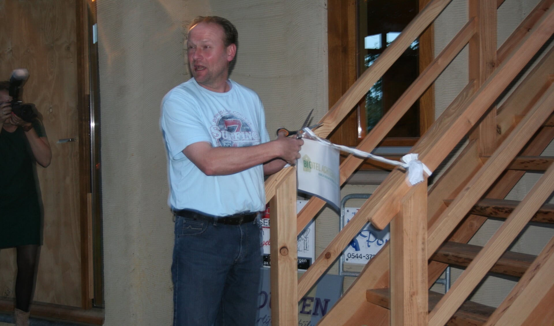 Patrick ter Haar opent officieel het Biotel middels het doorknippen van het lint. Foto: Kyra Broshuis