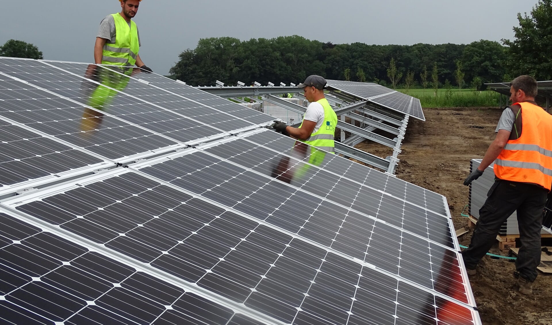 Zonnepanelen worden geplaatst op De Kwekerij in Hengelo. Foto: Solarpark De Kwekerij