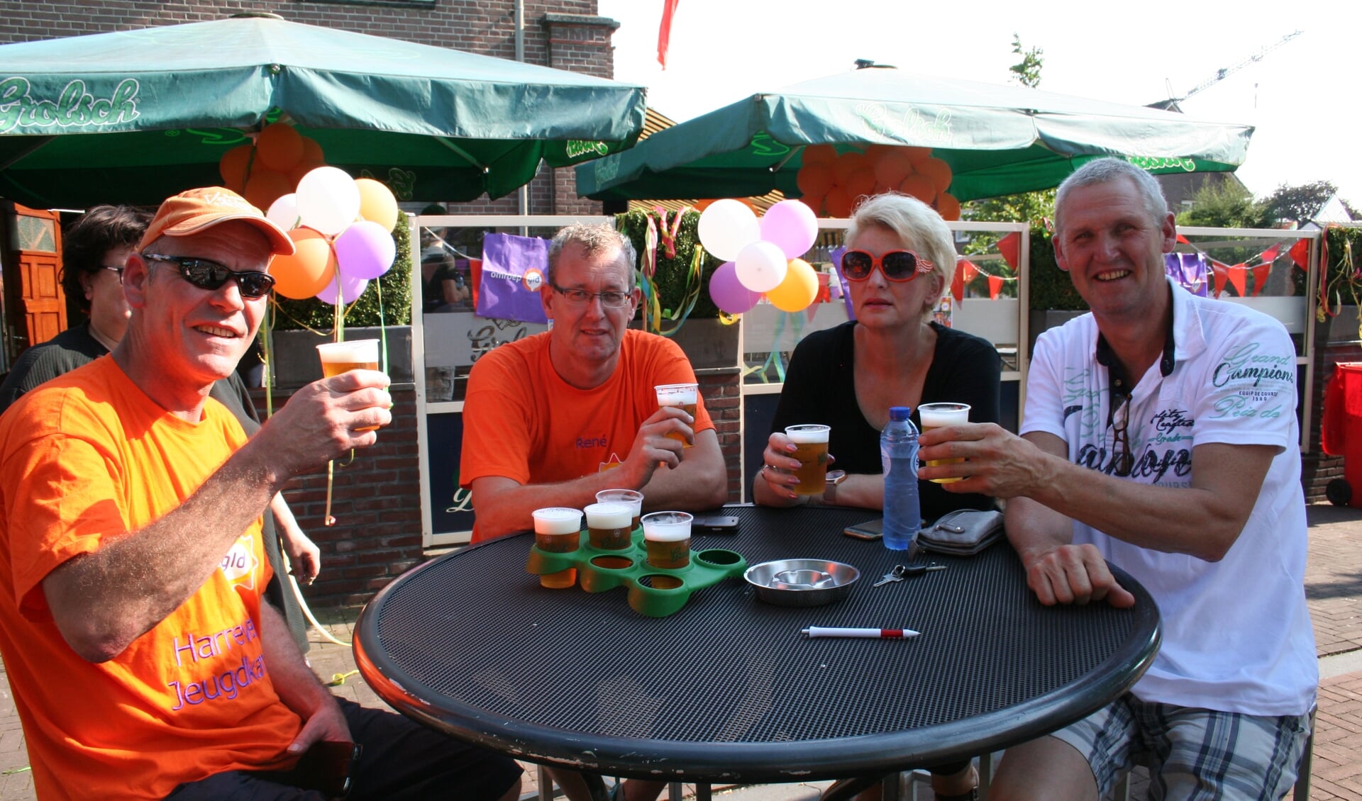 Marc Krabben, René Kolkman, Francis Poelhuis en Theo Krabben vieren de prestatie van Harreveld. Foto: Kyra Broshuis