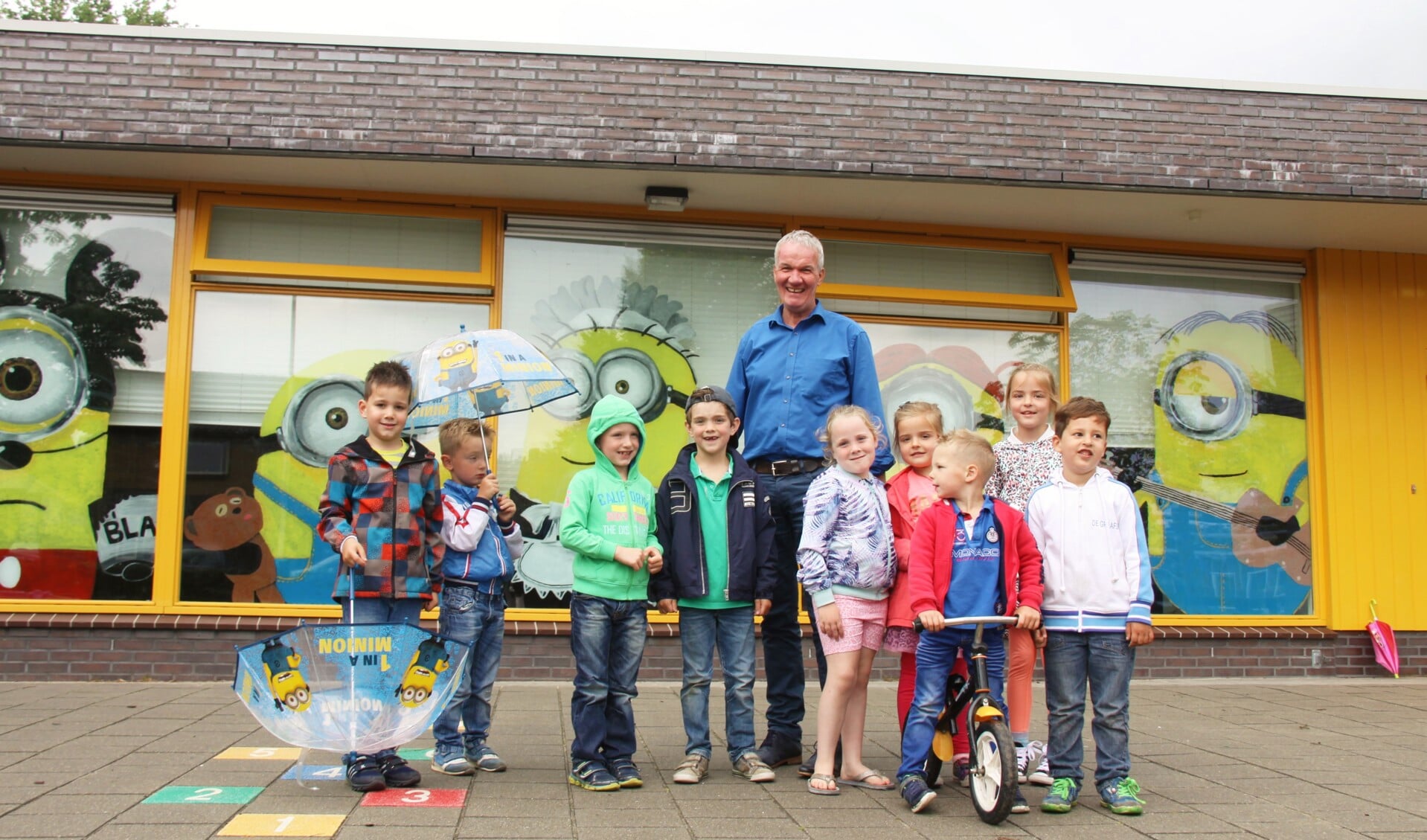 Jubilaris Bert Eskes met enkele kinderen uit de onderbouw voor Dorpsschool Halle. Foto: PR