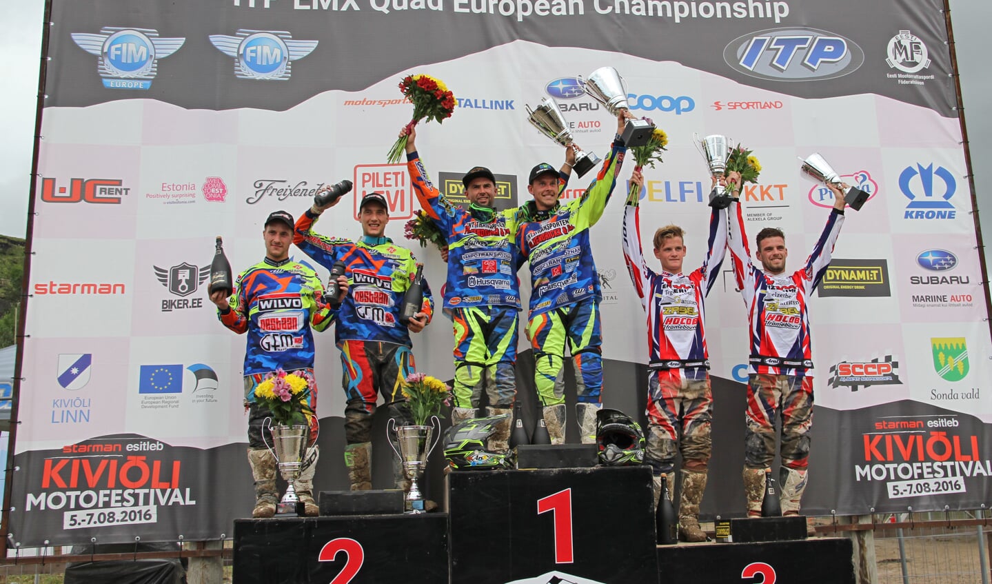 Koen Hermans en Kenny van Gaalen (r) op het podium in Kivioli. Foto: Rik Claeys, Sidecarcross.be