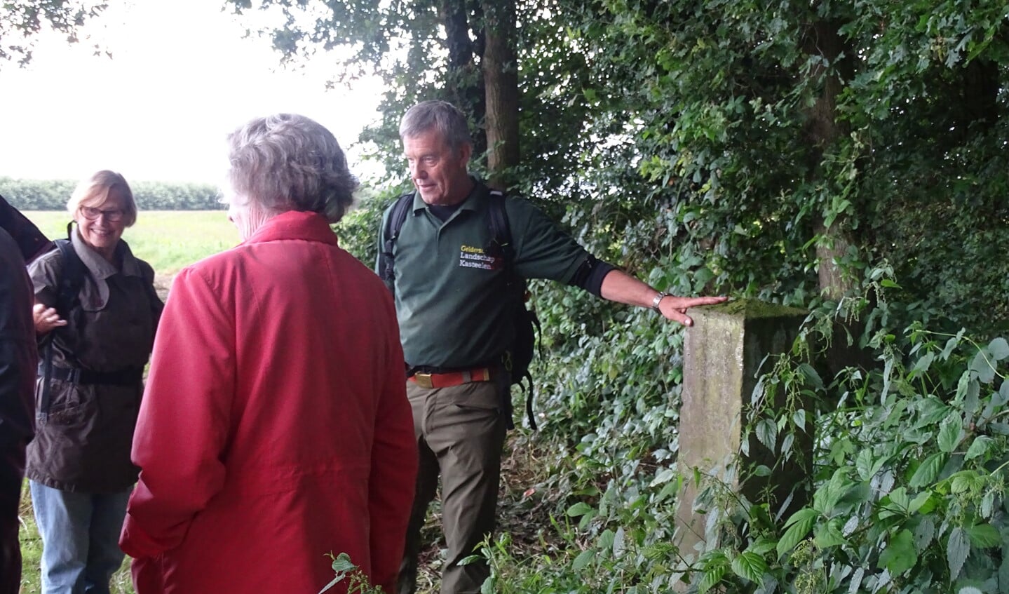 De boswachter geeft uitleg tijdens de excursie op het landgoed van Huis Landfort. Foto: Paulne Redlich