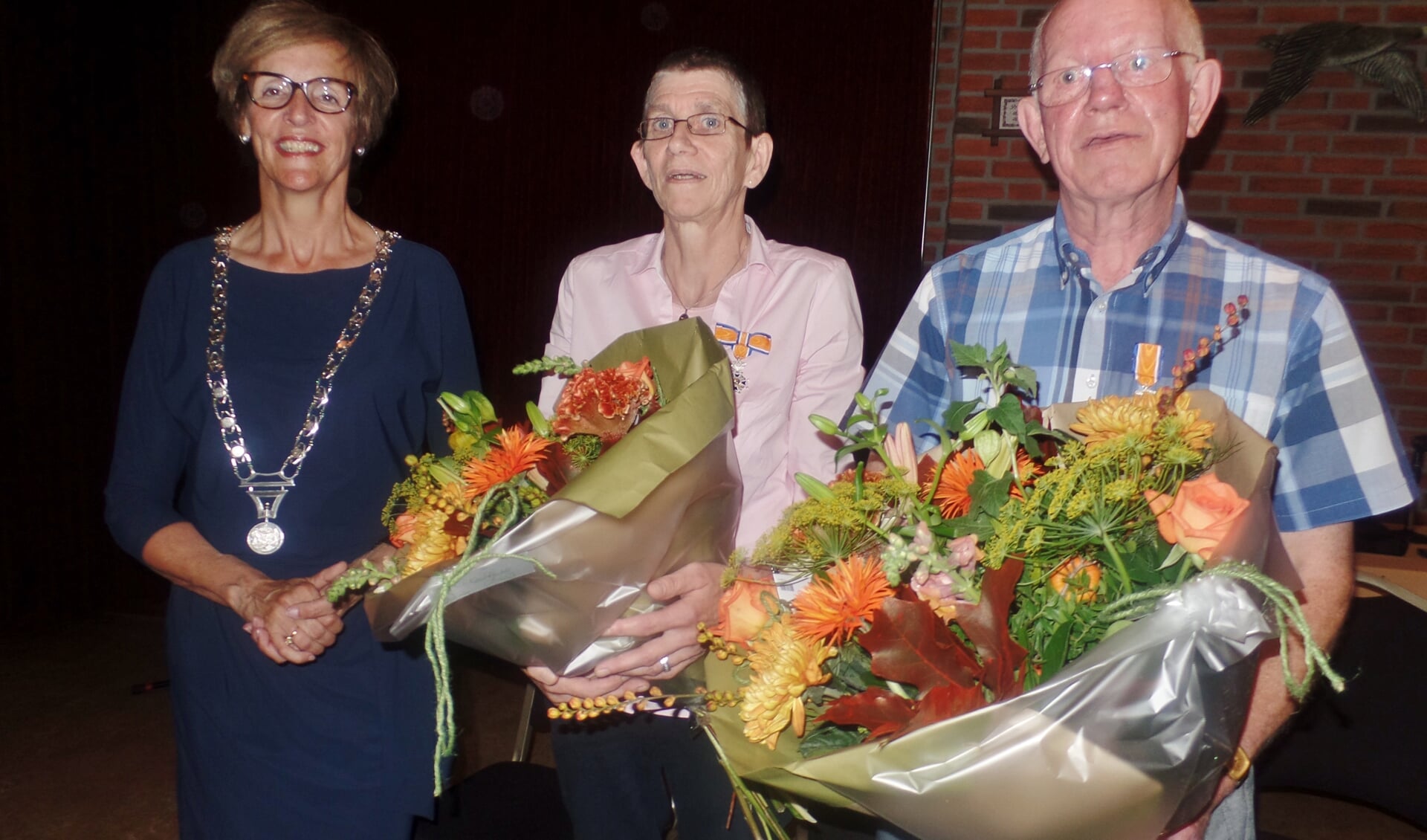 Burgemeester Bronsvoort naast de zojuist onderscheiden Ria Rouwhorst en Henk Eekelder. Foto: Henri Walterbos