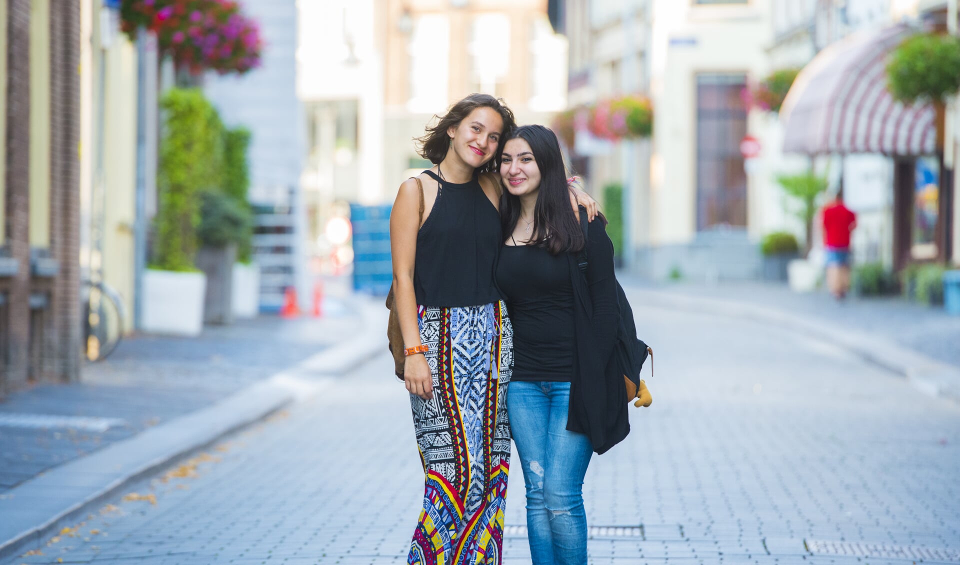 Ritta Bnyamen en Nicole Kuiper zijn dikke vriendinnen en vaak samen te vinden in de stad. Foto: Pim Helmich