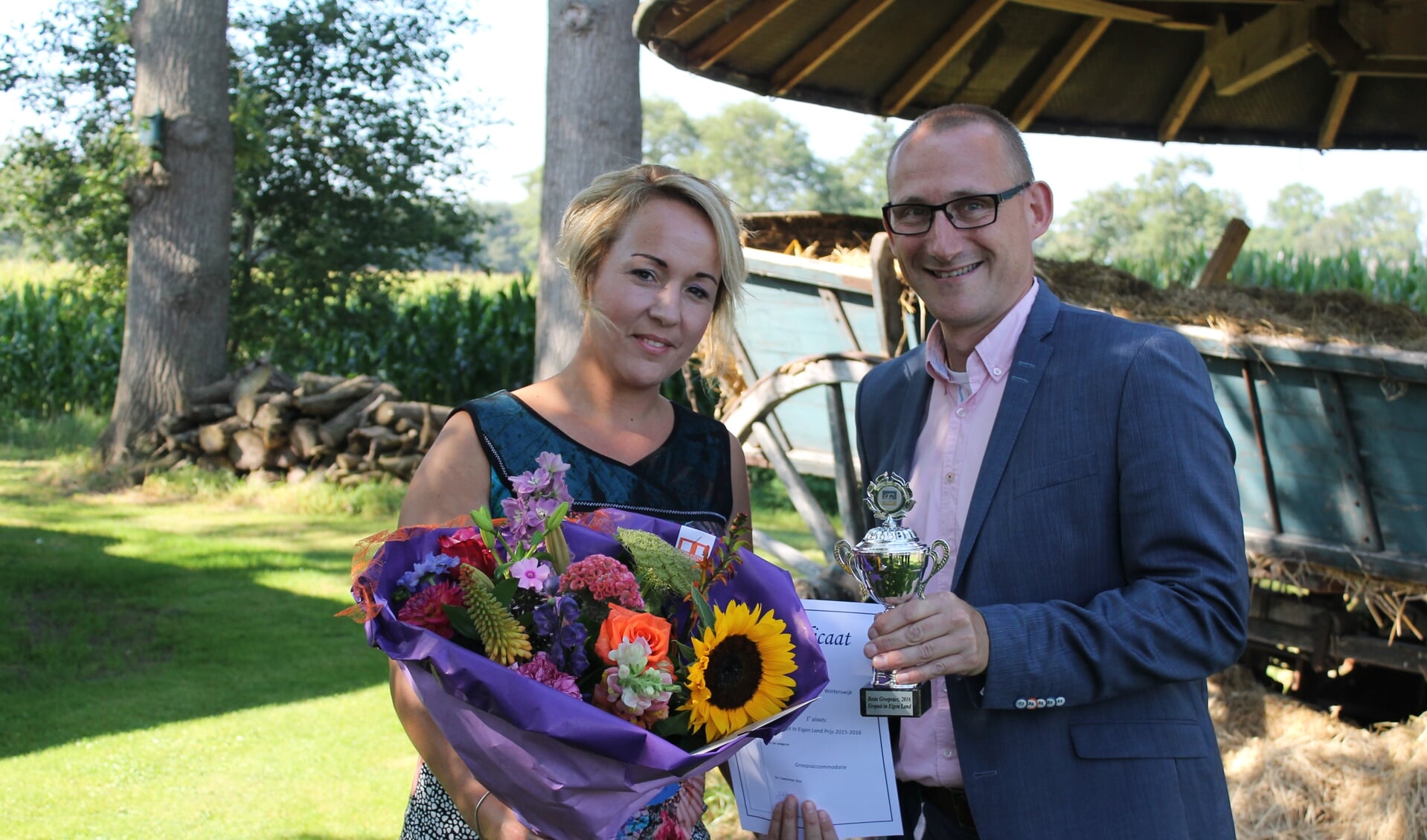 Wethouder Gert-Jan te Gronde reikt de prijs uit aan Dianne Schutte, eigenaar van Kom in de Bedstee. Foto: Leo van der Linde 