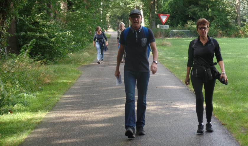 De deelnemers aan de Landgoederen-Kastelenwandeltocht in Vorden kwamen ook van ver buiten de regio. Foto: Jan Hendriksen. 