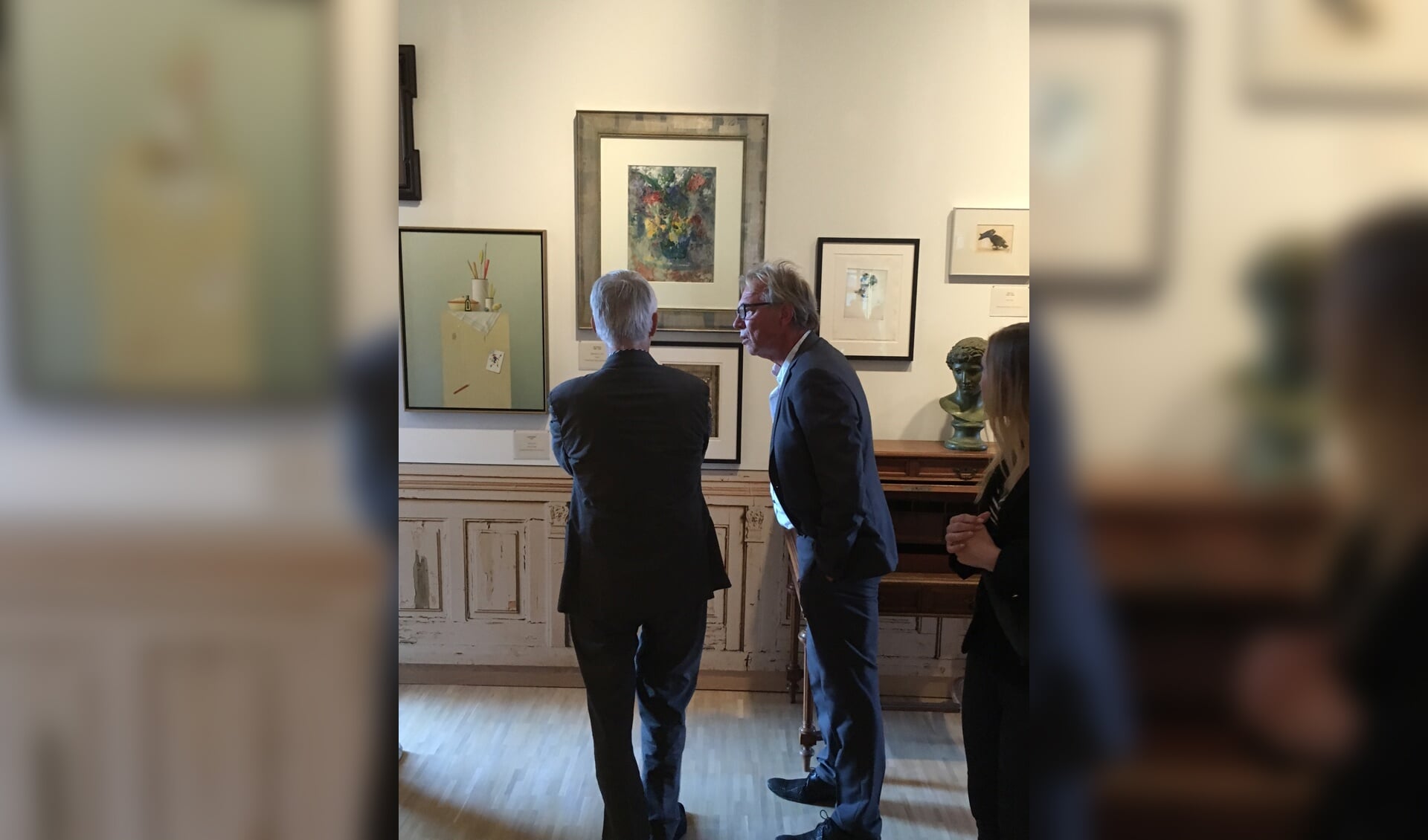 Jan Mulder en Kees van Kooten in Villa Mondriaan bij opening van de expositie Kunst van Komrij. Foto: Peter Konings