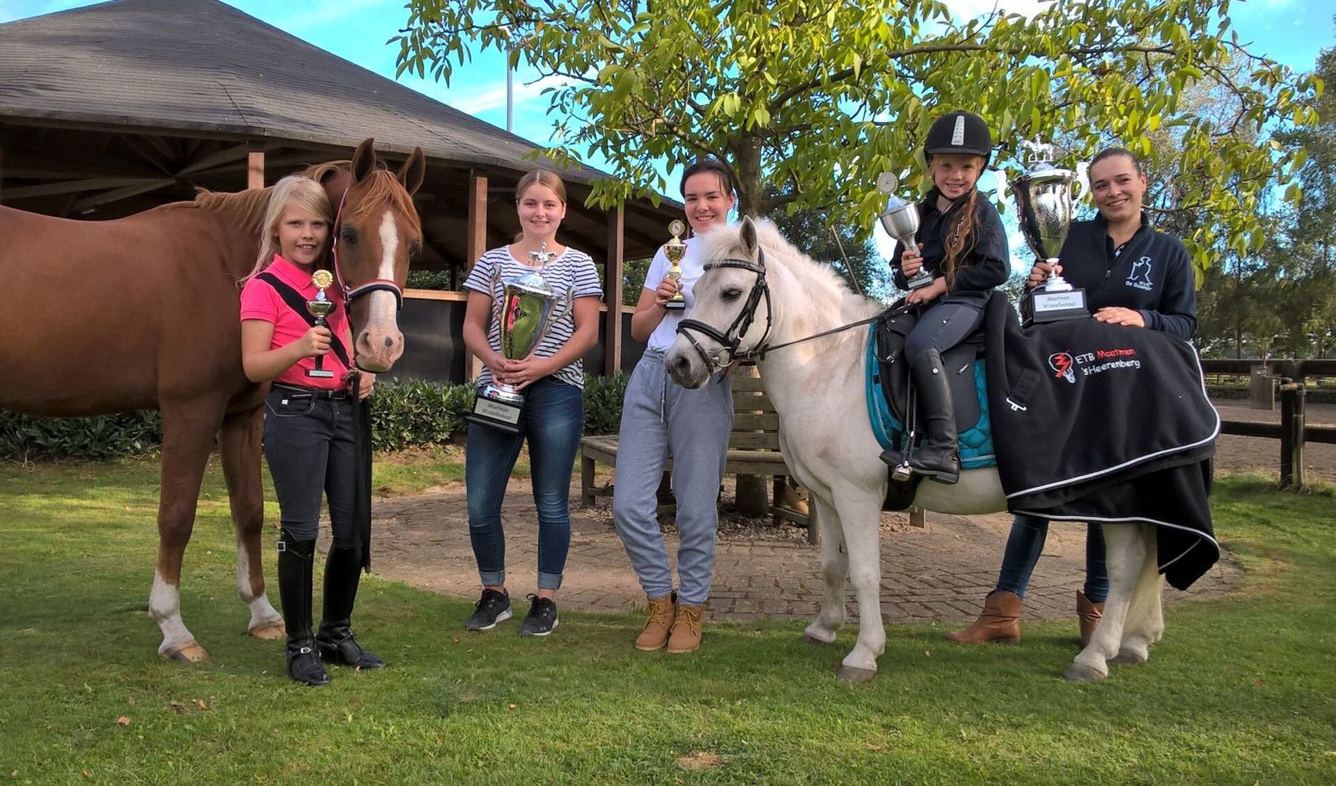 Linde Oosterink behaalde met Leonard bij de pony's de hoogste dagscore en Sandra Jansen deed hetzelfde met AJ bij de paarden. Foto: PR